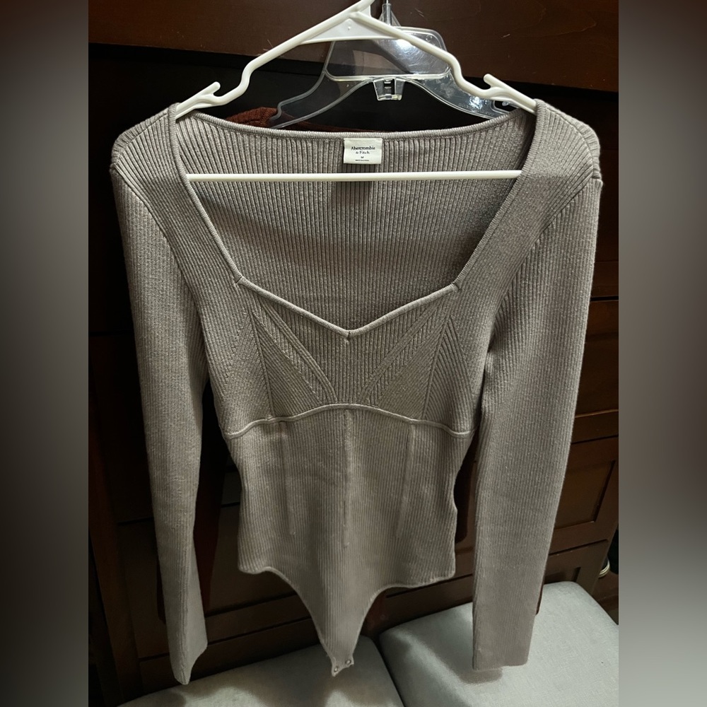 Grey Long Sleeve BodySuit Abercrombie. Good quality.
